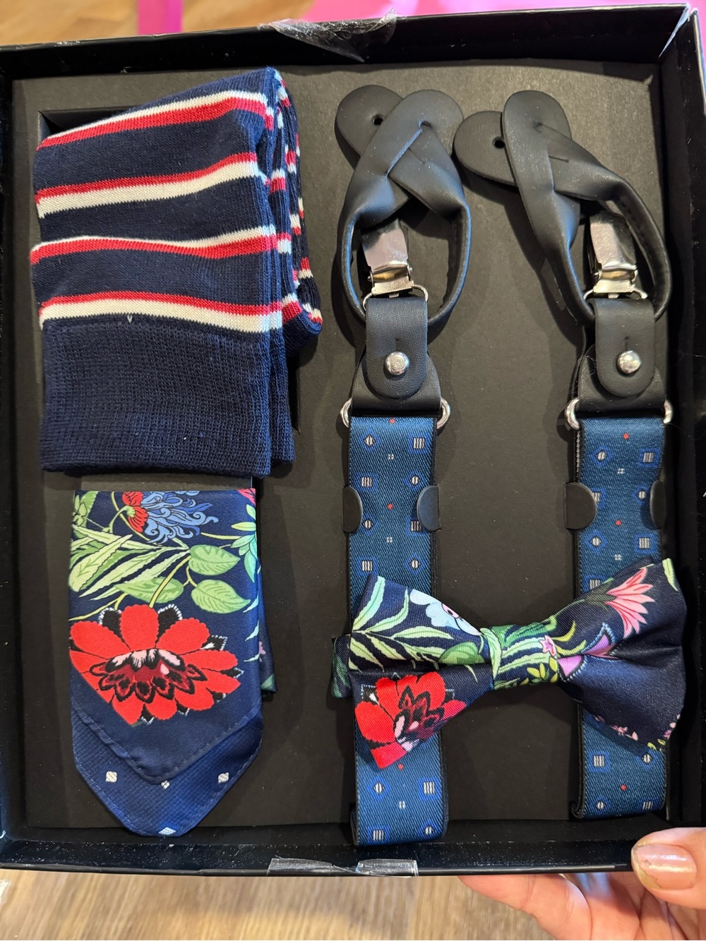 Linea Uomo teen boys 4 pc. Tie, suspenders, pocket squares, socks
